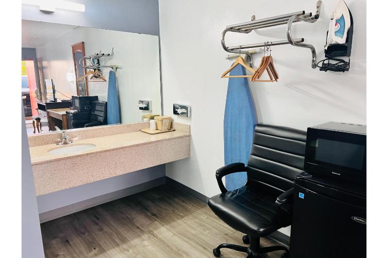 King Bed Non-Smoking image 4