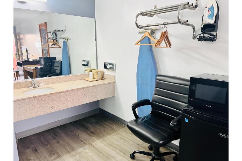 King Bed Non-Smoking image 3