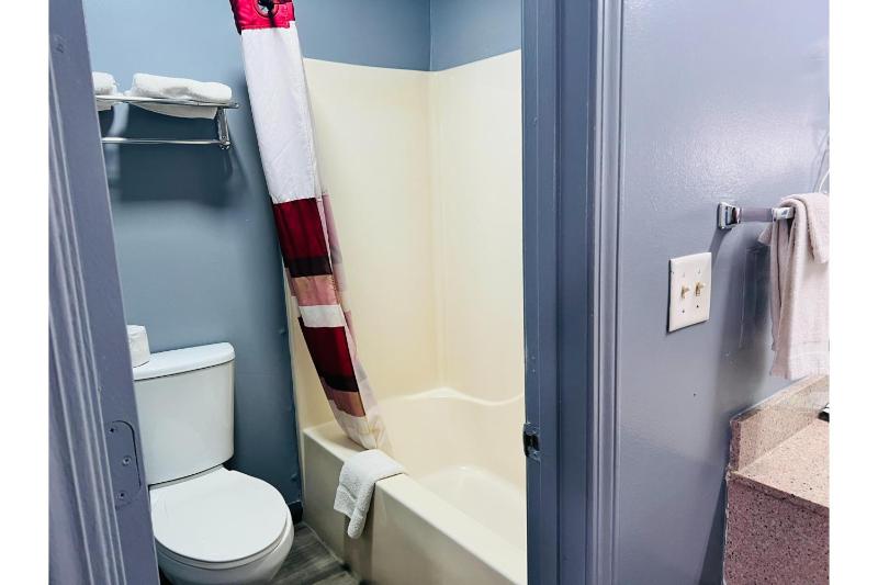 King Bed Smoking	 image 3