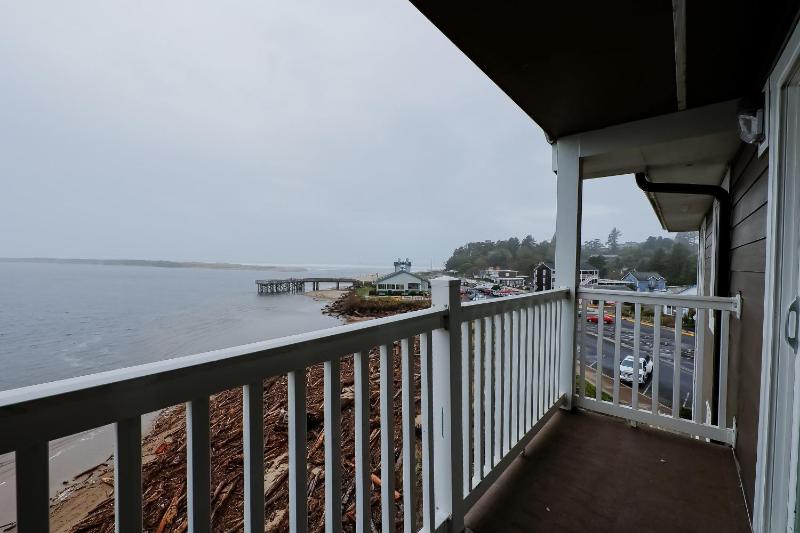 Double Queen Room with Balcony - Ocean view image 4