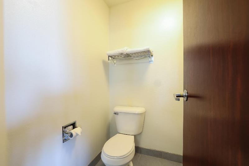 Luxurious King Suite with Jetted Tub and Balcony- Ocean view image 3