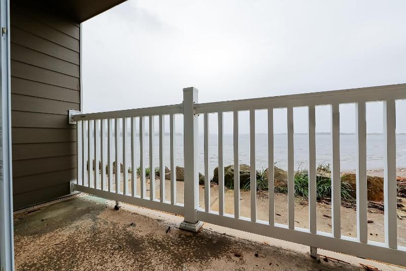 Queen Bed Accessible with Ocean View image 3