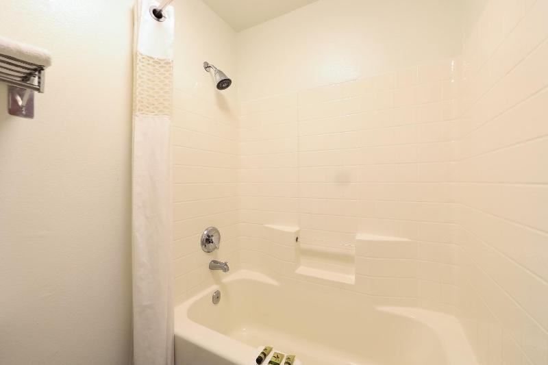 Luxurious King Suite with Jetted Tub and Balcony- Ocean view image 2
