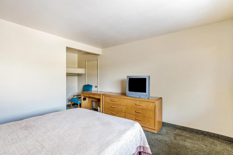 Queen Bed Accessible Walkin image 4