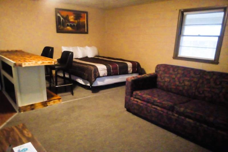 Queen Suite Non - Smoking image 1