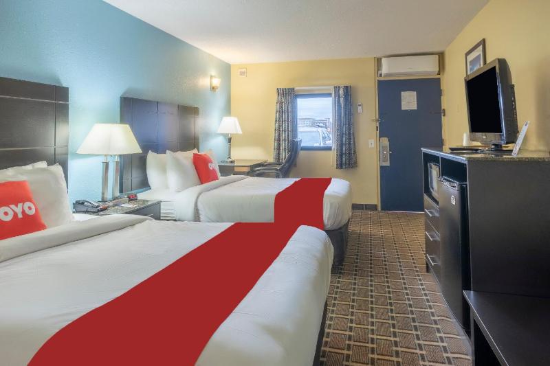Queen Room with Two Queen Beds image 4