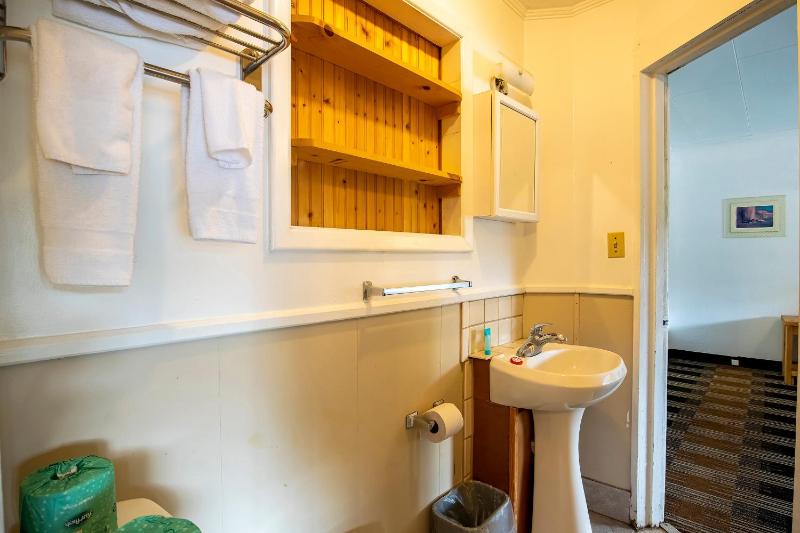 2 Bedroom Apartment with Kitchen image 3