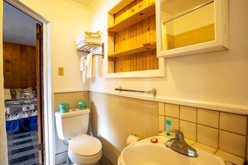 2 Bedroom Apartment with Kitchen image 2