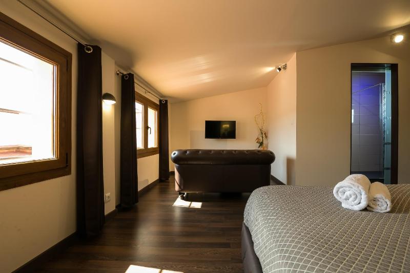 Family Room image 4