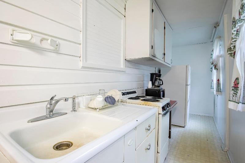 2 Bedroom Apartment with Kitchen image 4