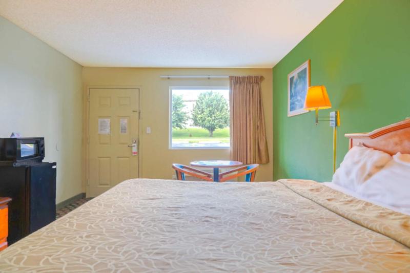 King Bed Non-Smoking	 image 2