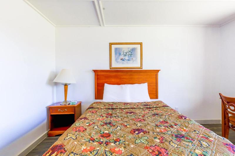 King Bed Non-Smoking image 4