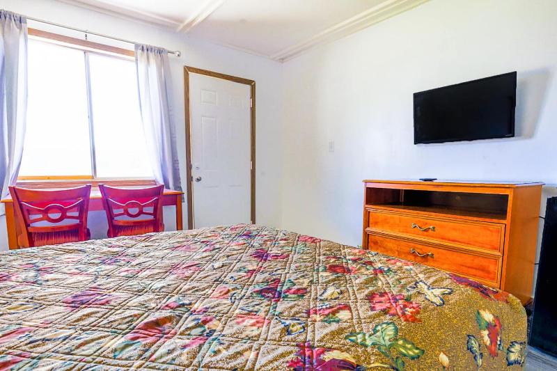 King Bed Non-Smoking image 1
