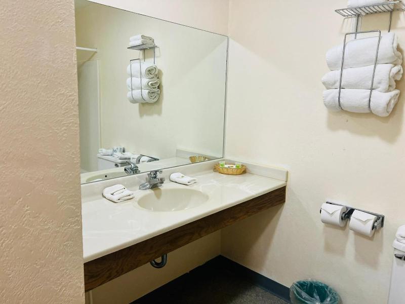 2 Queen Beds with Kitchenette Non-Smoking image 2