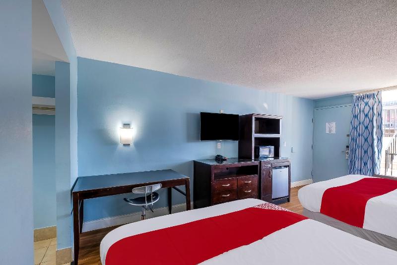 Queen Room with Two Queen Beds image 4