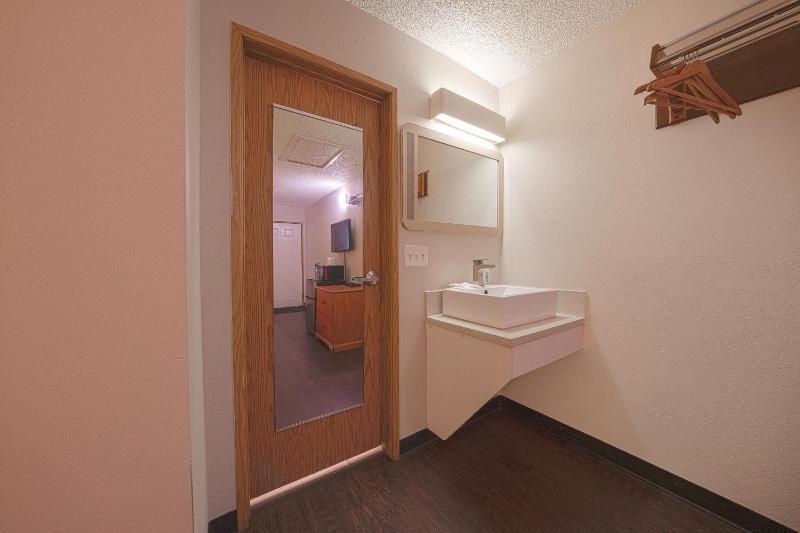 King Room - Non-Smoking image 3