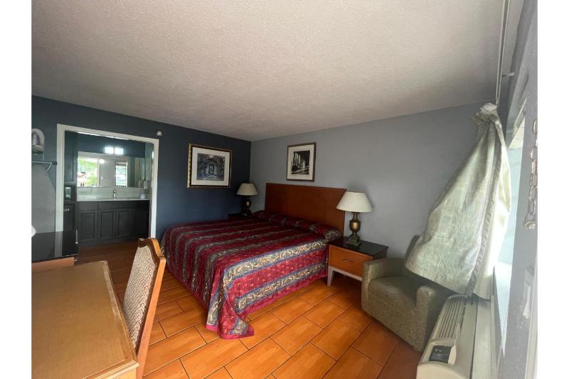 Standard King Room image 1