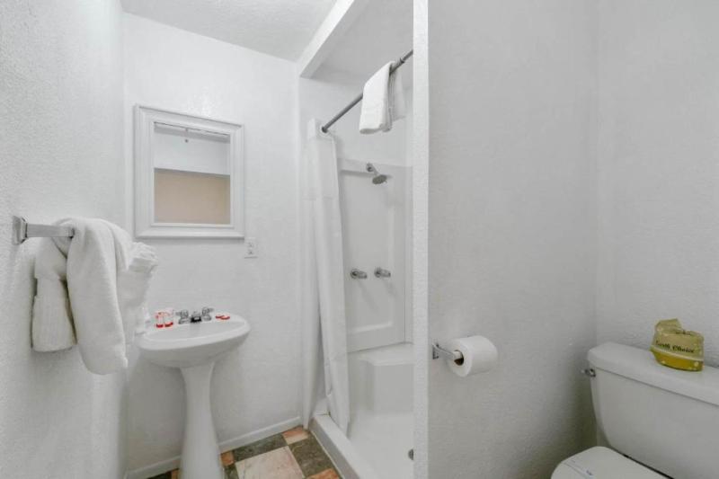 Queen Room image 2