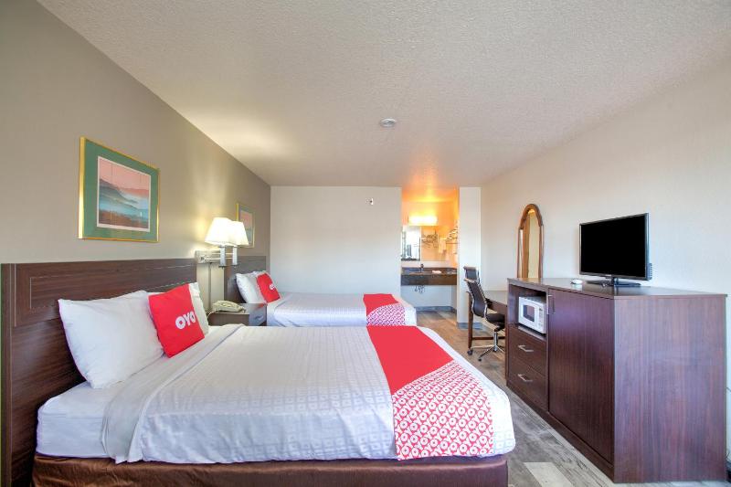 Queen Room with Two Queen Beds image 3