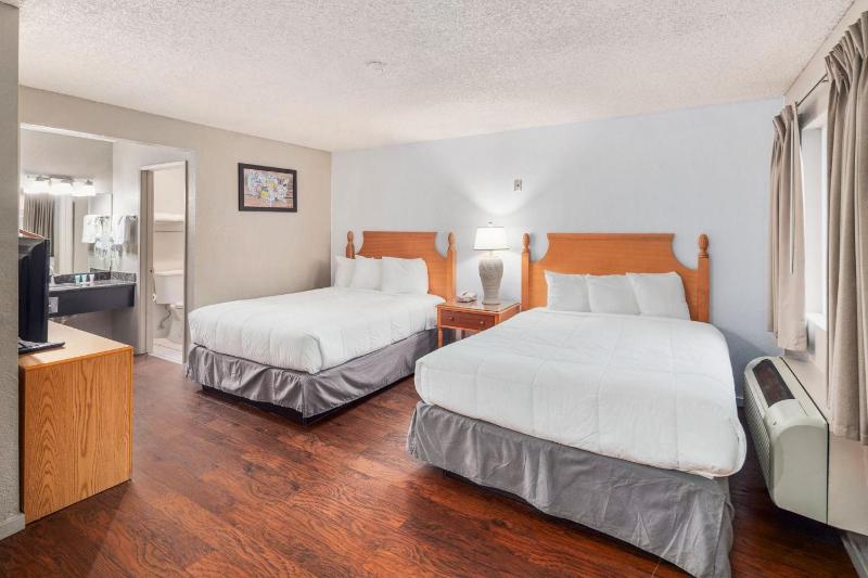 2 Queen Bed Suite image 3