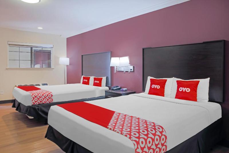 Queen Room with Two Queen Beds image 4