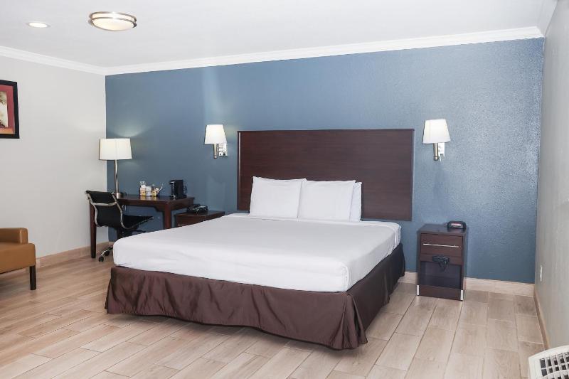 One-Bedroom Suite image 3