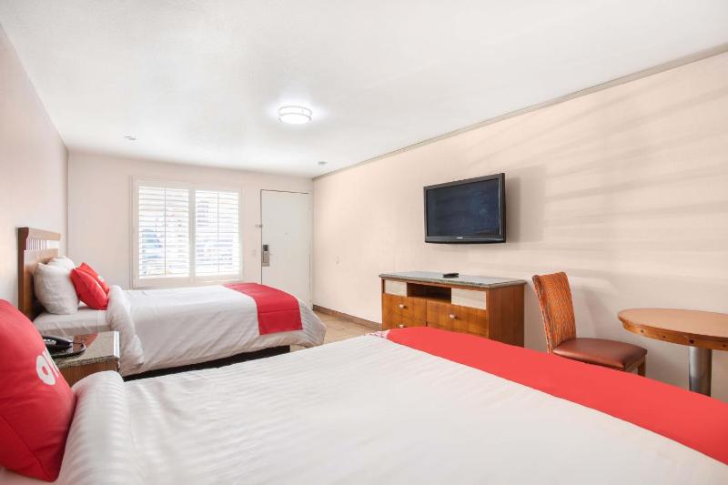 Queen Room with Two Queen Beds image 4