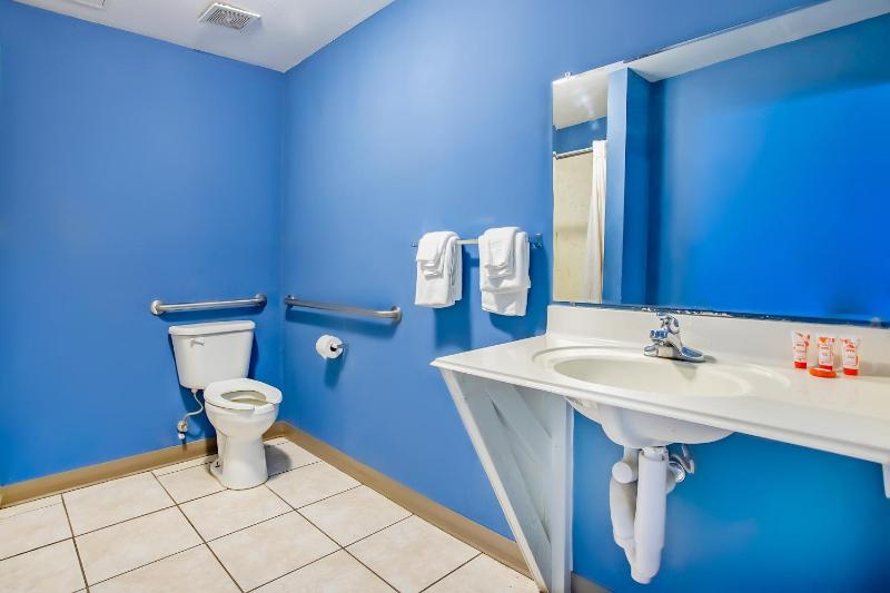Queen Room with Two Queen Beds - Disability Access image 2