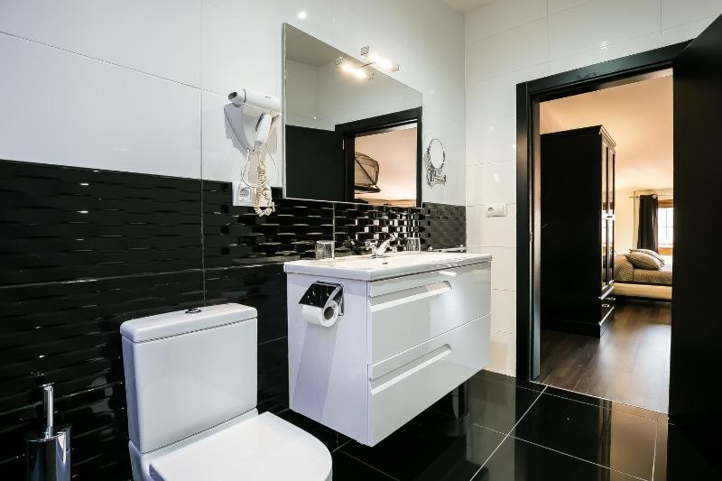 Family Room image 3
