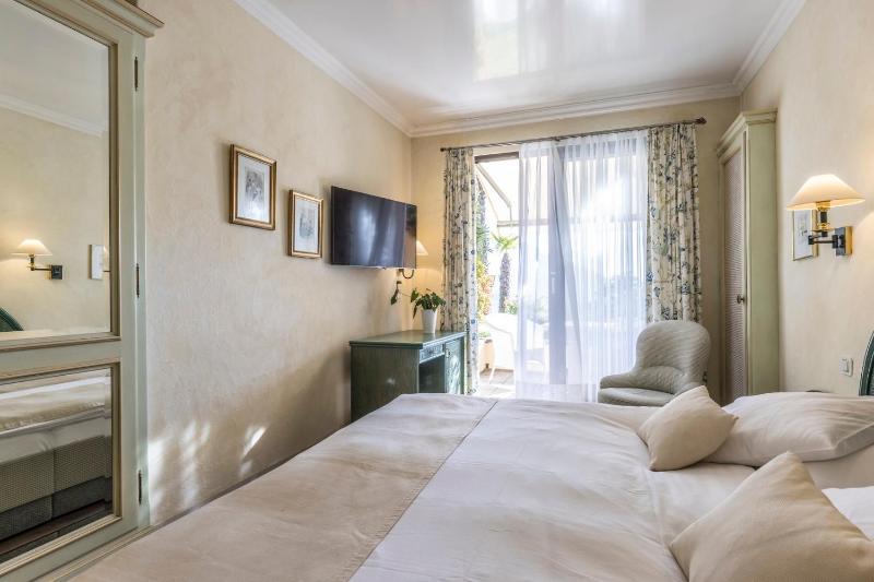 Standard Double with Lake View image 2