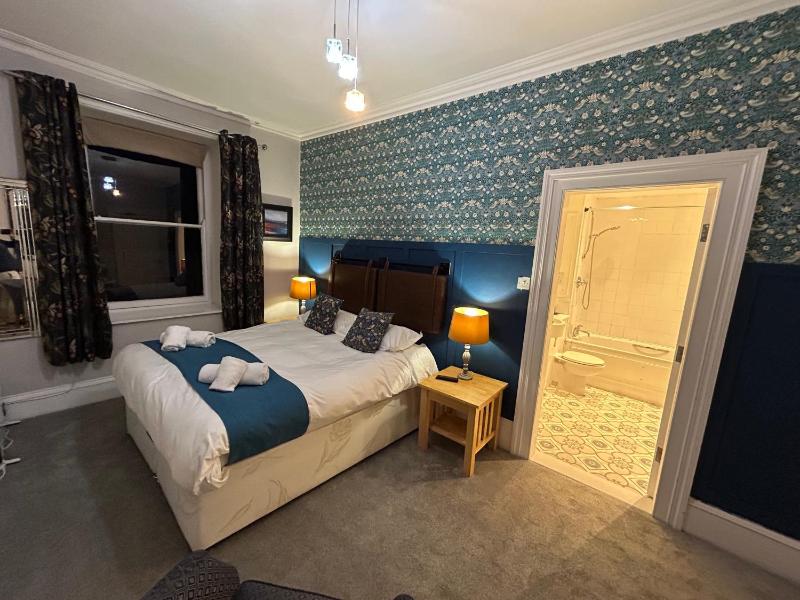 Double Room image 3