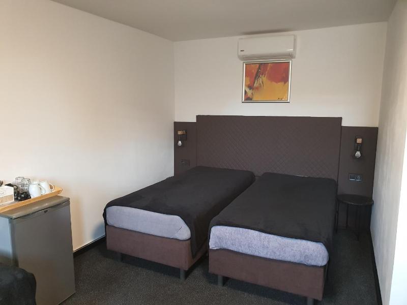 Quadruple Room with Private Bathroom image 3