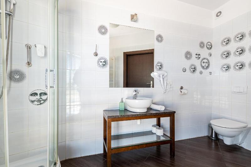 Double or Twin Room with Private Bathroom image 1