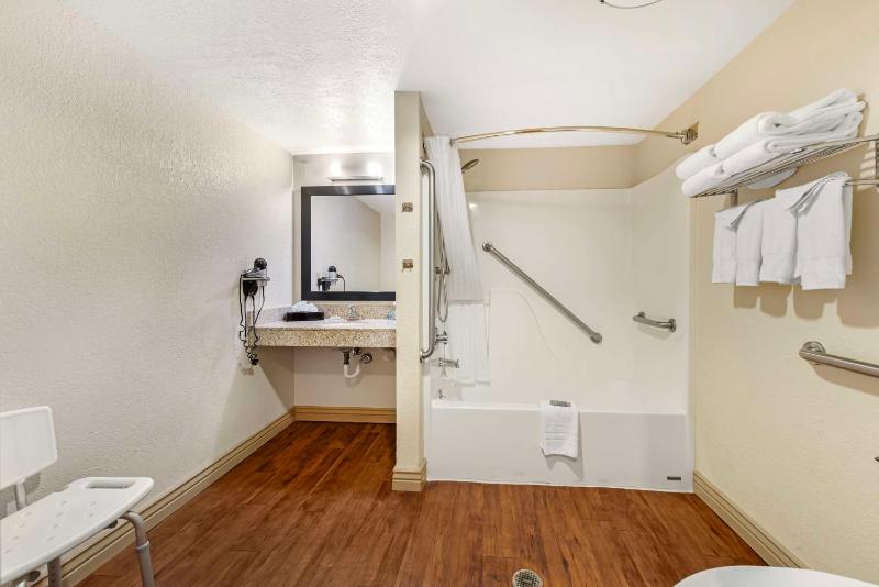 Double Room with Two Double Beds - Disability Access image 4