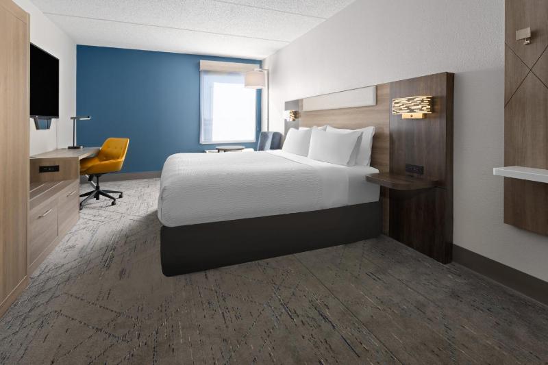 Standard King Room image 2