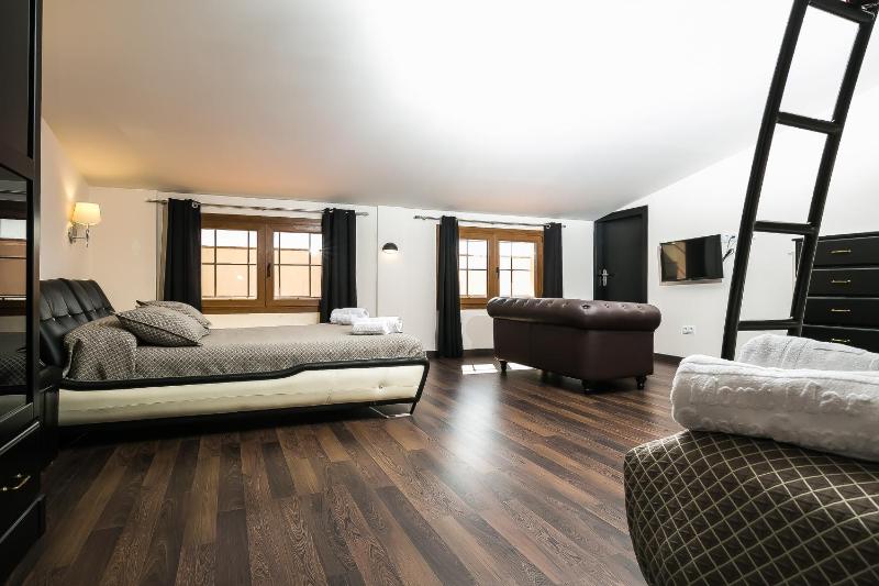 Family Room image 2