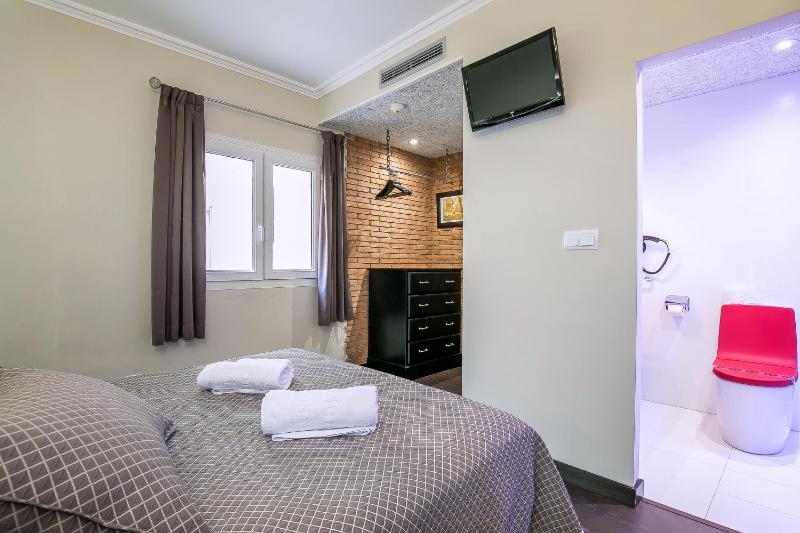 Double or Twin Room image 3