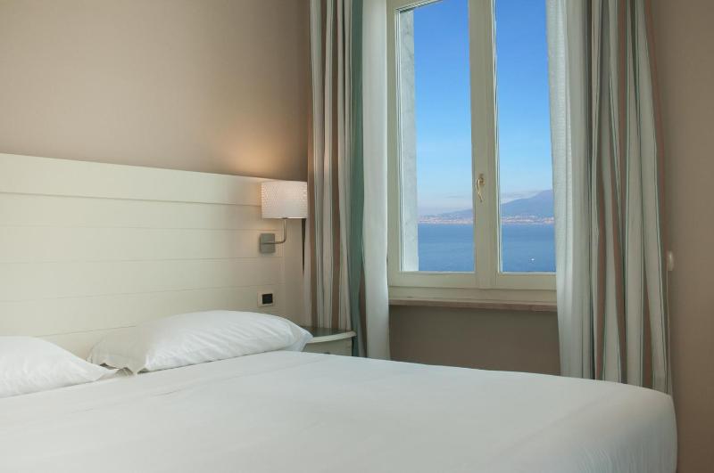 Superior Double Room with Sea View image 2