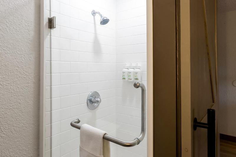 Queen Room with Roll-In Shower - Mobility/Hearing Accessible/Non-Smoking image 1