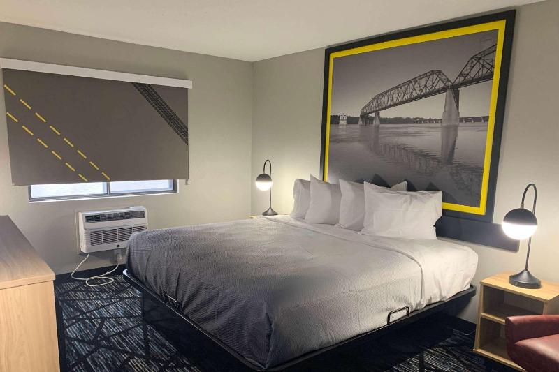 King Room with Mobility Access and Bathtub with Grab Bars, Non-Smoking image 3