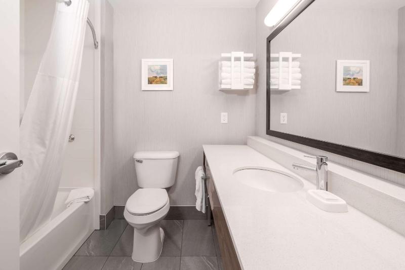 Queen Room with Two Queen Beds and Shower/Bath Tub - Non-Smoking image 2