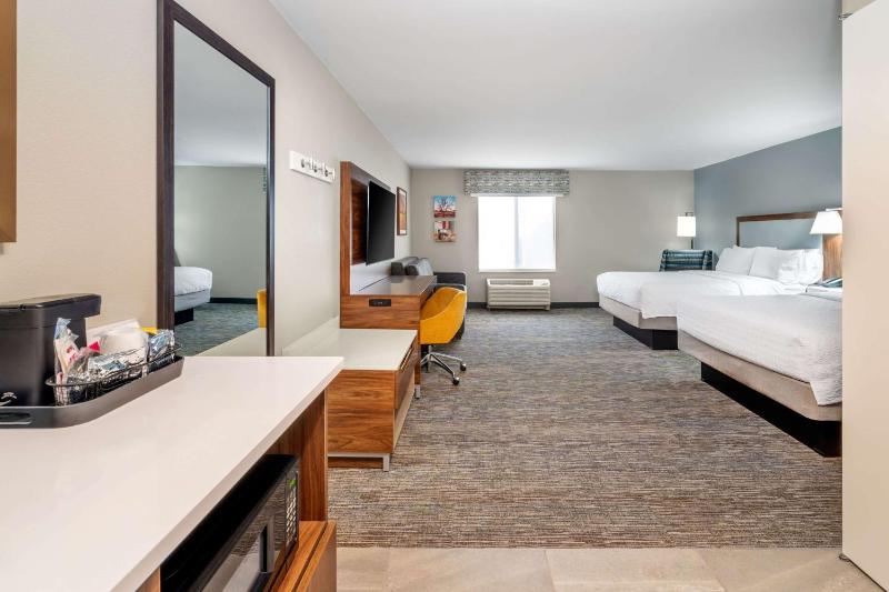 Family Queen Suite with Shower/Bath Tub - Non-Smoking image 1