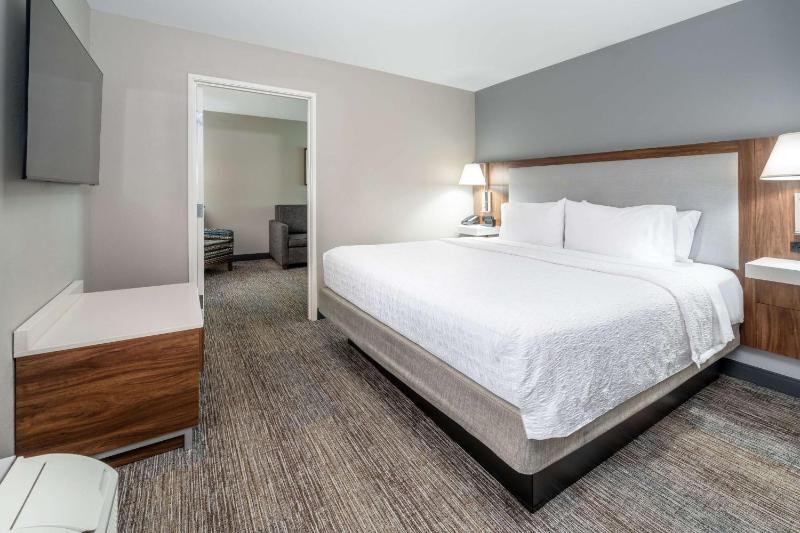 One-Bedroom King Suite with Fireplace image 4