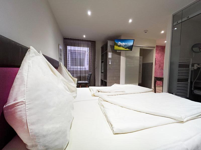 Budget Double Room image 3