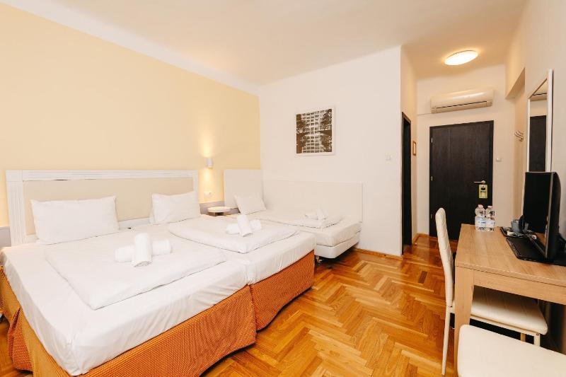 Double Room with Extra Bed image 4