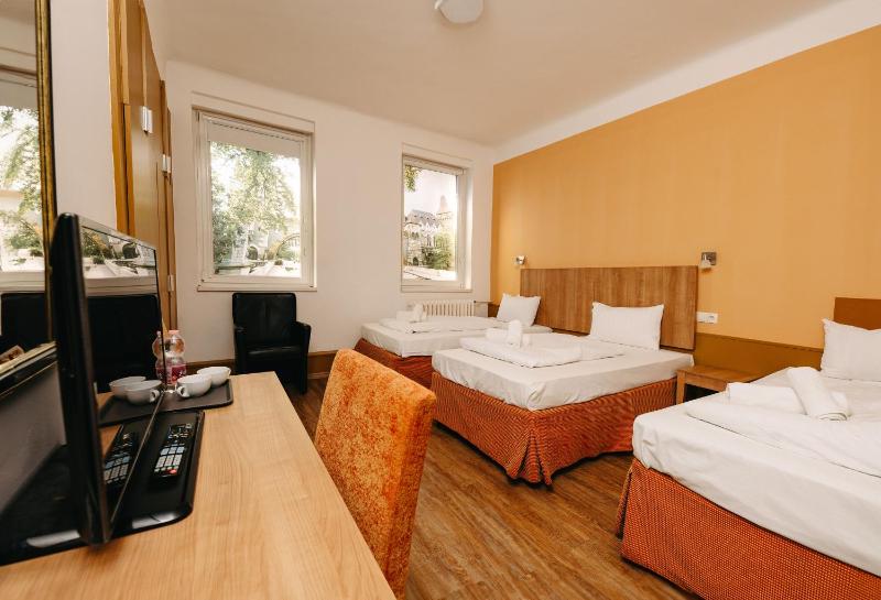 Double Room with Extra Bed image 1