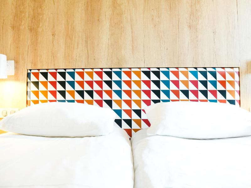 Standard Twin Room image 4