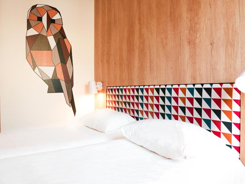 Standard Twin Room image 3