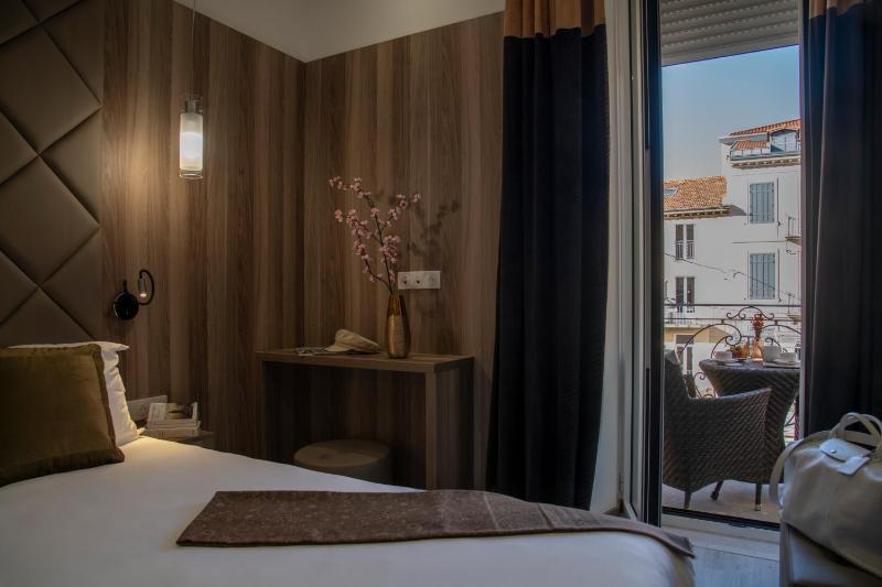 Double Room with Balcony image 4