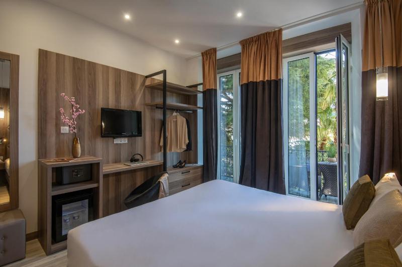 Double Room with Balcony image 3